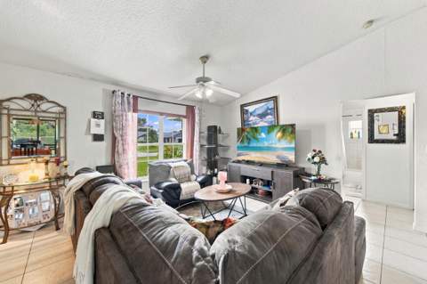 325 SE Thornhill Drive, Port St. Lucie FL - photo 8 of 47