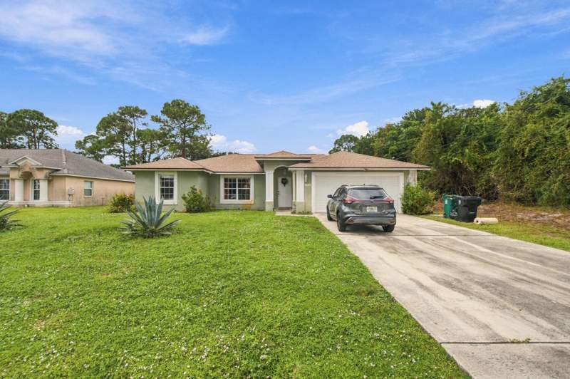 3 bedroom Single Family Residence at 325 SE Thornhill Drive, Port St Lucie Section 13, Port St. Lucie — photo 2