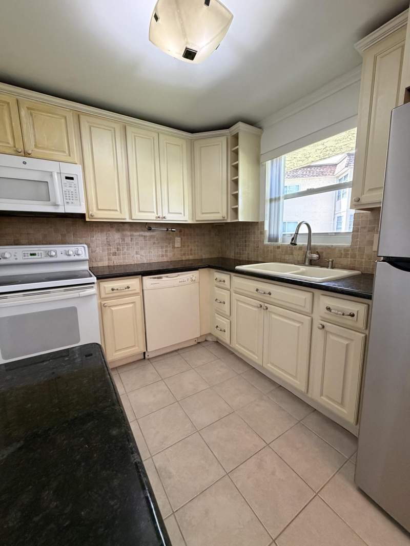 1 bedroom Condominium at 702 Lori Drive #185, Lakeside Village Condo 6, Palm Springs — photo 4