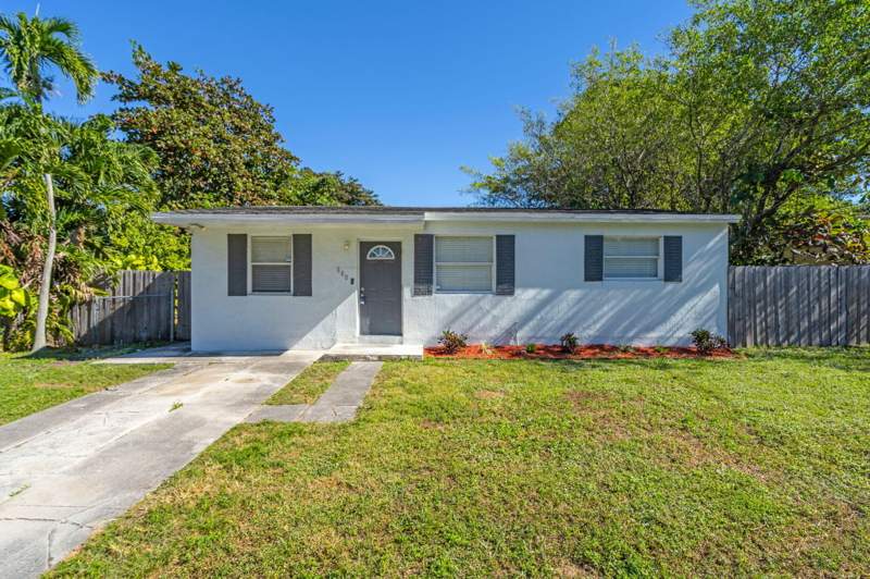 2 bedroom Single Family Residence at 880 NW 33rd Terrace, Sunrise Heights, Lauderhill — photo 3