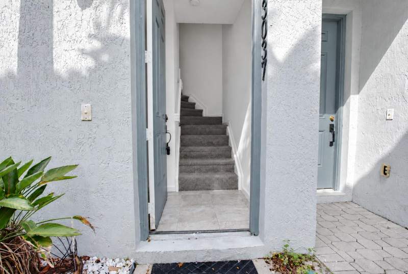 2 bedroom Townhouse at 3037 Laurel Ridge Circle, Thousand Oaks, Riviera Beach — photo 3
