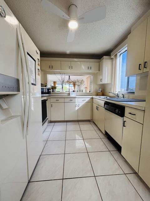 10526 E Clairmont Circle, Tamarac FL - photo 9 of 59