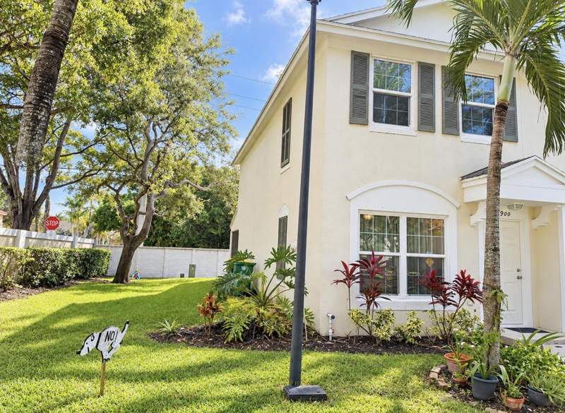 2 bedroom Townhouse at 4900 SW 31st Terrace, Banyan Oakridge Commercial Plat, Fort Lauderdale — photo 3