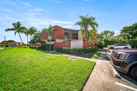 3814 Victoria Drive, West Palm Beach FL - photo 7 of 43