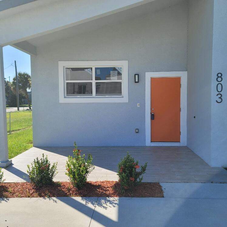 3 bedroom Single Family Residence at 803 Avenue B, Benjamin Hogg'S Addition, Fort Pierce — photo 2