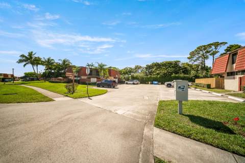 3814 Victoria Drive, West Palm Beach FL - photo 16 of 43