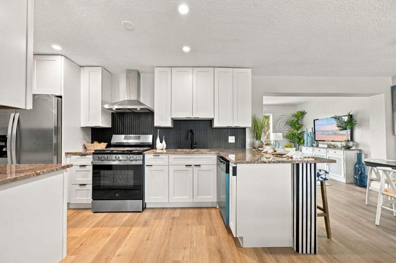 3 bedroom Single Family Residence at 2400 NW 85th Avenue, Sunrise Golf Village Sec 19, Sunrise — photo 4