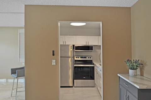 238 Chatham L, West Palm Beach FL - photo 7 of 40