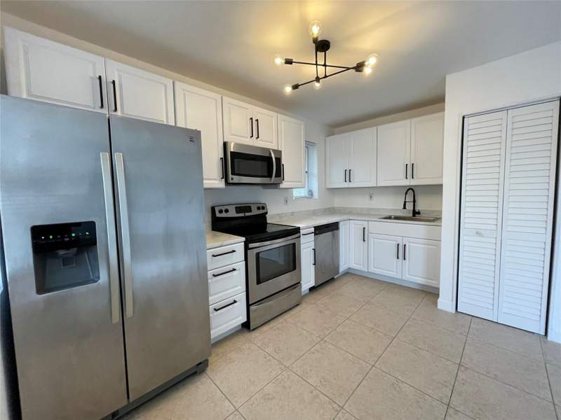 1 bedroom Condominium at 4071 N Dixie Highway #20, El Sol At Main Street Condo, Oakland Park — photo 2