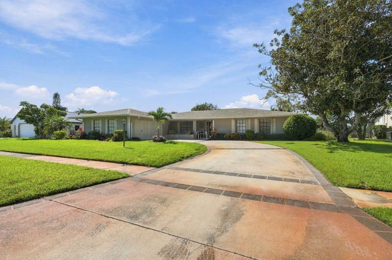 3 bedroom Single Family Residence at 1981 SE Erwin Road, South Port St Lucie Unit 14, Port St. Lucie — photo 2