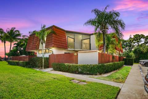 3814 Victoria Drive, West Palm Beach FL - photo 9 of 43