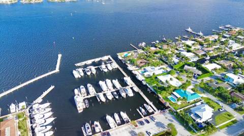 110 Shore Drive, Riviera Beach FL - photo 13 of 78