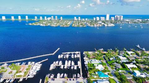 110 Shore Drive, Riviera Beach FL - photo 14 of 78