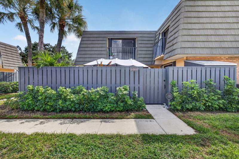 2 bedroom Townhouse at 2002 20th Way, Village Of Sandalwood Lakes 1, West Palm Beach — photo 2