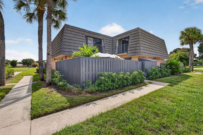 2 bedroom Townhouse at 2002 20th Way, Village Of Sandalwood Lakes 1, West Palm Beach — photo 3