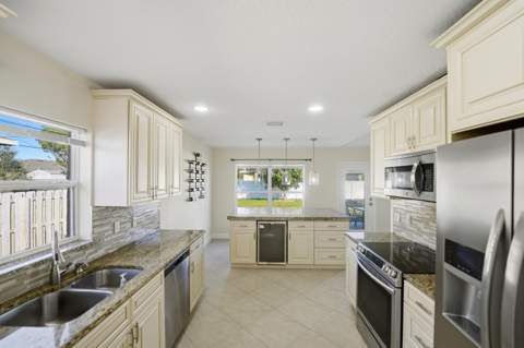 525 SW Halden Avenue, Port St. Lucie FL - photo 13 of 55