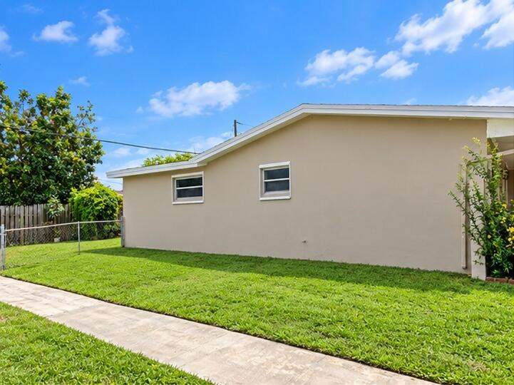 2 bedroom Single Family Residence at 7700 Sunset Strip, Sunrise Golf Village First Add, Sunrise — photo 4
