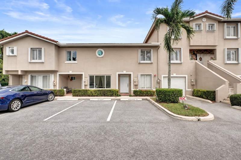 2 bedroom Townhouse at 235 Riviera Circle, Bonaventure, Weston — photo 2
