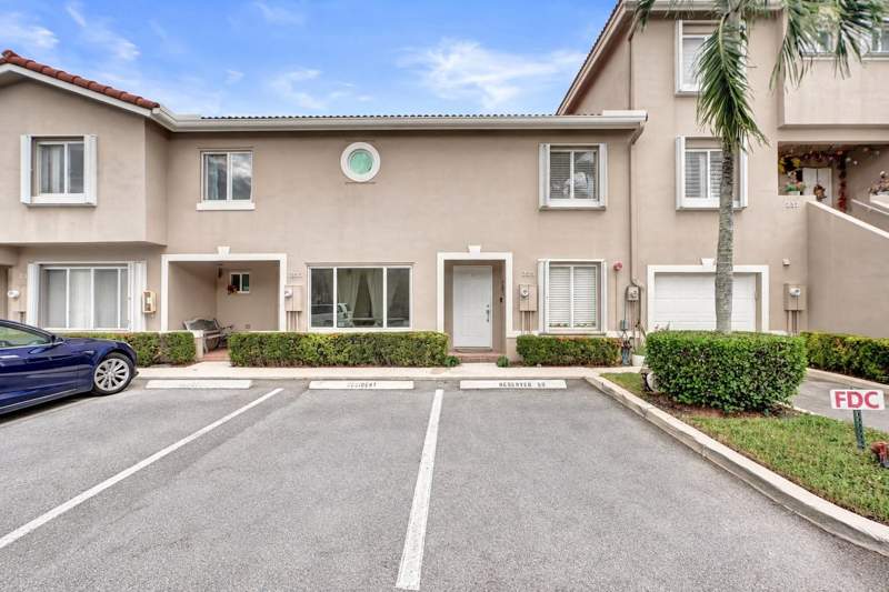 2 bedroom Townhouse at 235 Riviera Circle, Bonaventure, Weston — photo 3