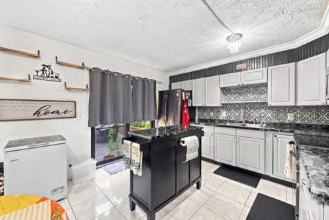 2483 Waterside Drive, Lake Worth FL - photo 10 of 30
