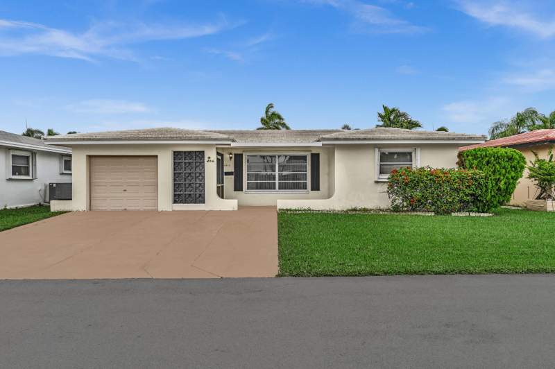 3 bedroom Single Family Residence at 4402 NW 43rd Terrace, Mainlands Of Tamarac Lakes Third Sec, Tamarac — photo 2