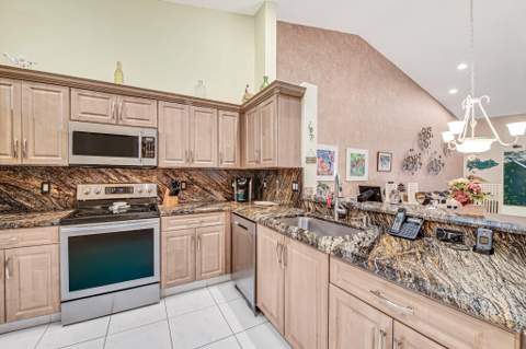 7288 Summer Tree Drive, Boynton Beach FL - photo 18 of 74