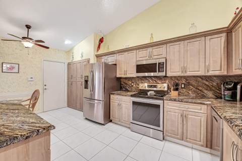 7288 Summer Tree Drive, Boynton Beach FL - photo 19 of 74