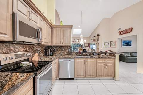 7288 Summer Tree Drive, Boynton Beach FL - photo 21 of 74