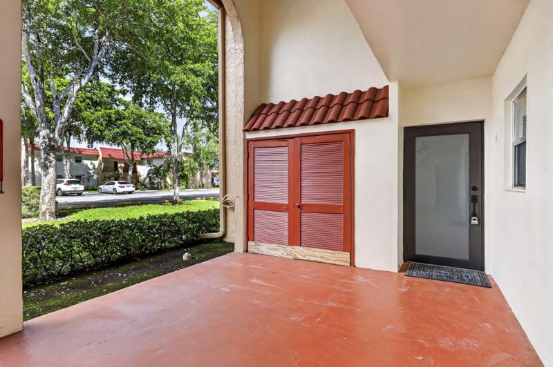 2 bedroom Condominium at 120 Lake Frances Drive, Golden Lakes Village Condo 1 Thru 13-A, West Palm Beach — photo 2