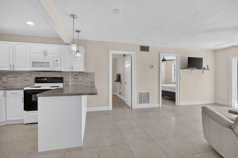 2 bedroom Condominium at 120 Lake Frances Drive, Golden Lakes Village Condo 1 Thru 13-A, West Palm Beach — photo 5