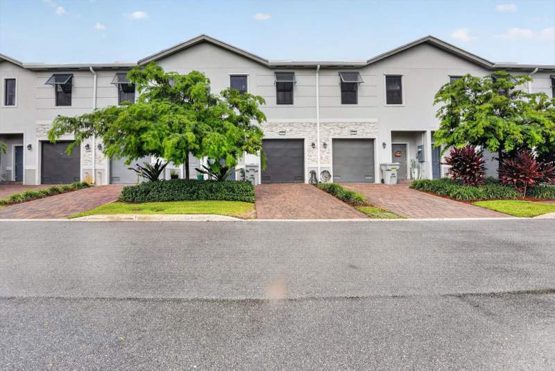 3 bedroom Townhouse at 353 NW 9th Street, Highland Oaks, Pompano Beach — photo 2