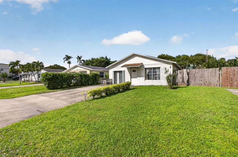 3 bedroom Single Family Residence at 1225 Cherokee Street, Jupiter River Estates Add, Jupiter — photo 2