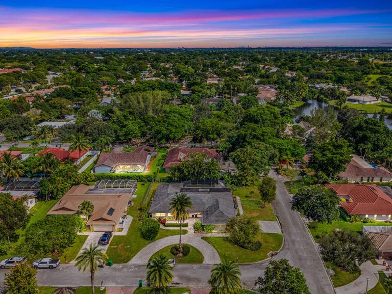 5 bedroom Single Family Residence at 213 NW 94th Way, Shadow Wood, Coral Springs — photo 3