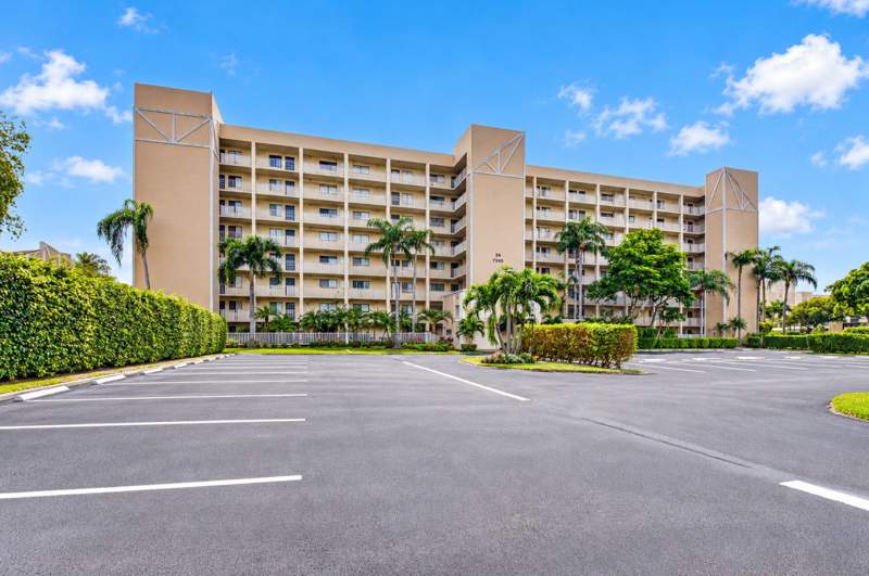 2 bedroom Condominium at 7240 Huntington Lane #806, Huntington Lakes Sec Three Condos, Delray Beach — photo 2