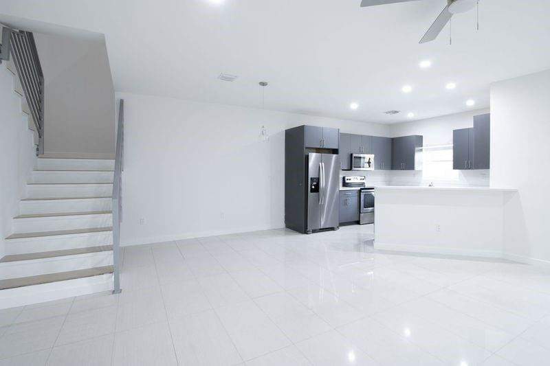 3 bedroom Townhouse at 422 SE 16th Street, Lauderdale, Fort Lauderdale — photo 3