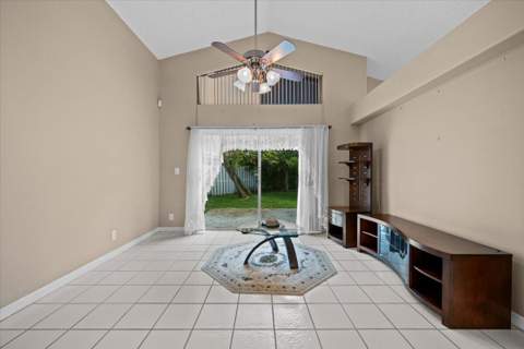 127 Saratoga Boulevard, Royal Palm Beach FL - photo 12 of 39
