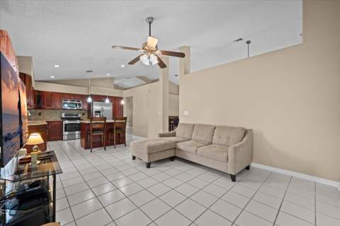 127 Saratoga Boulevard, Royal Palm Beach FL - photo 9 of 39