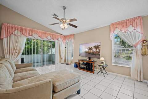 127 Saratoga Boulevard, Royal Palm Beach FL - photo 7 of 39