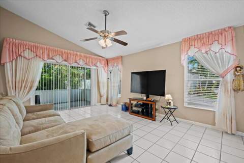 127 Saratoga Boulevard, Royal Palm Beach FL - photo 10 of 39