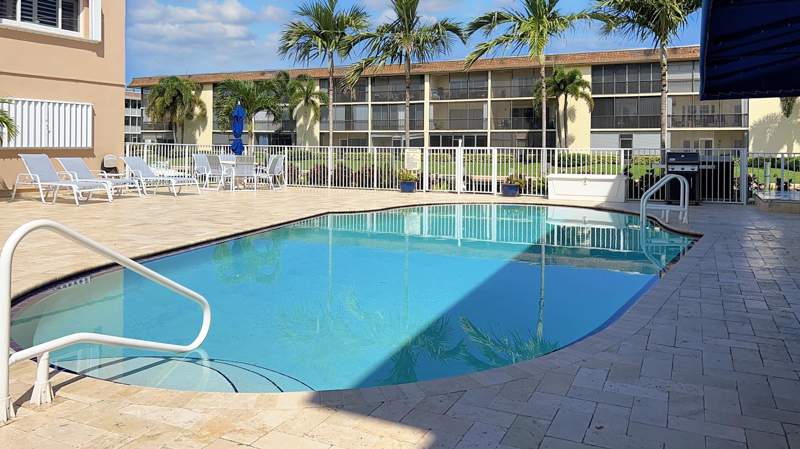1 bedroom Stock Cooperative at 131 Doolen Court #306, Lake Colony Apts Three Inc, North Palm Beach — photo 4