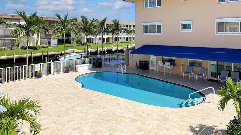 1 bedroom Stock Cooperative at 131 Doolen Court #306, Lake Colony Apts Three Inc, North Palm Beach — photo 3