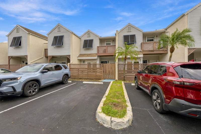 2 bedroom Townhouse at 258 W Hemingway Circle, Woodlake Shores, Margate — photo 2