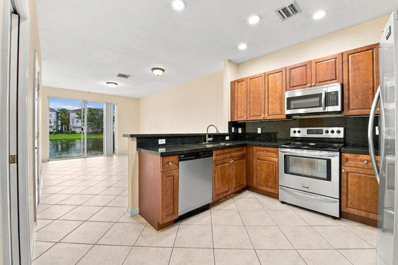 2 bedroom Townhouse at 3593 NW 13th Street, Georgetown, Lauderhill — photo 4