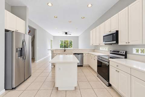 122 Sarona Circle, Royal Palm Beach FL - photo 17 of 56