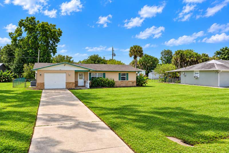 3 bedroom Single Family Residence at 7802 Santana Avenue, Lakewood Park Unit 4, Fort Pierce — photo 2