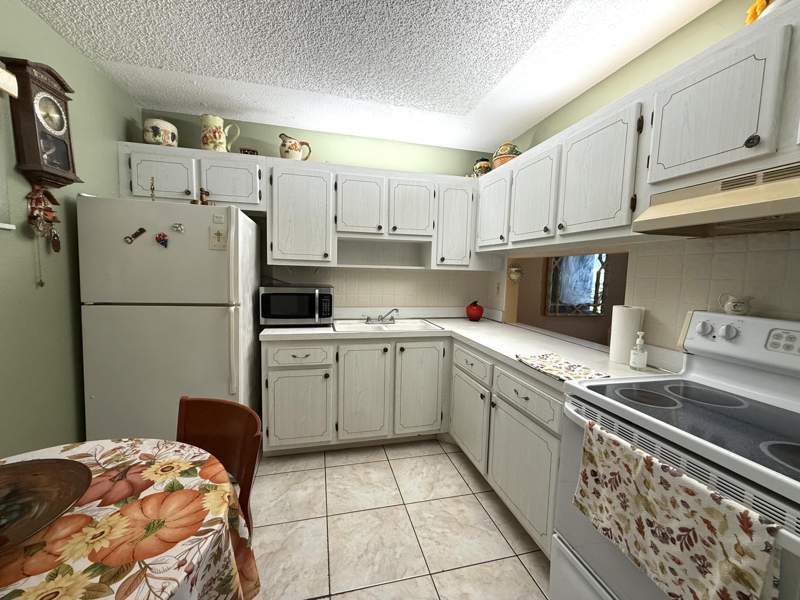 1 bedroom Condominium at 2855 Garden Drive #306, Lake Clarke Gardens Condo 24, Palm Springs — photo 2