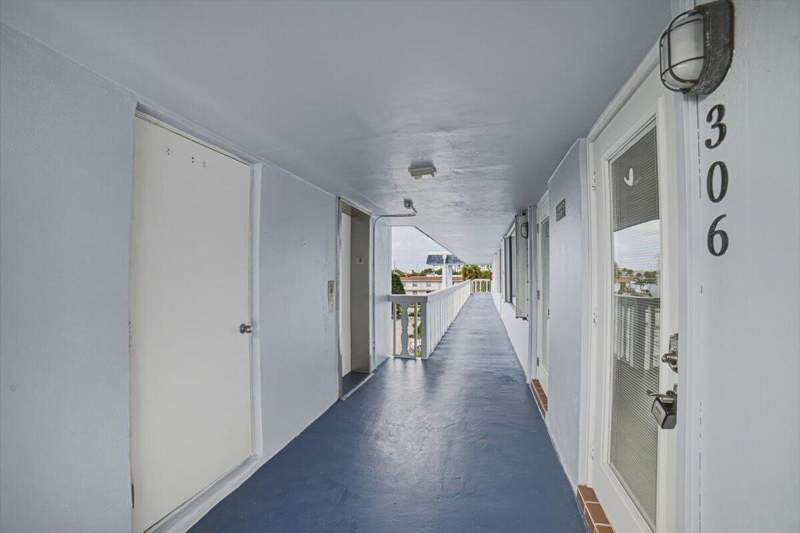 1 bedroom Stock Cooperative at 131 Doolen Court #306, Lake Colony Apts Three Inc, North Palm Beach — photo 5