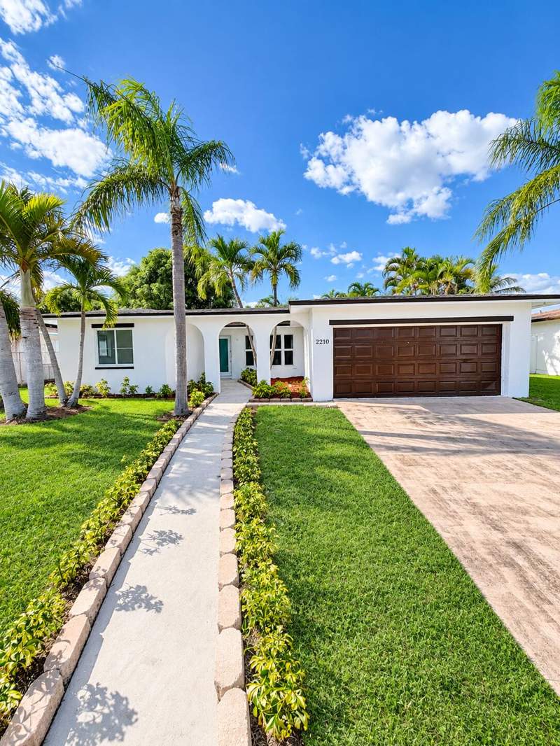 4 bedroom Single Family Residence at 2210 NW 93rd Avenue, Rainbow Lakes, Pembroke Pines — photo 2