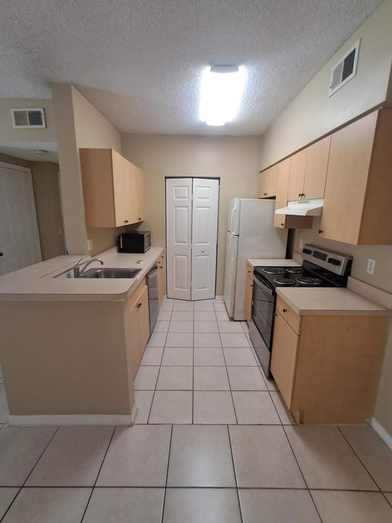 1 bedroom Condominium at 10330 S Fox Trail Road #1212, Spa At Sunset Isles Condo, Royal Palm Beach — photo 2