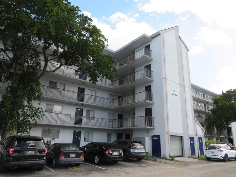 2 bedroom Condominium at 8700 N Sherman Circle #504, Lakeshore At University Park, Miramar — photo 2